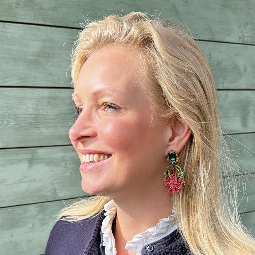 Raffinierte Blüten-Soutache-Ohrstecker in Grün und Rotpink