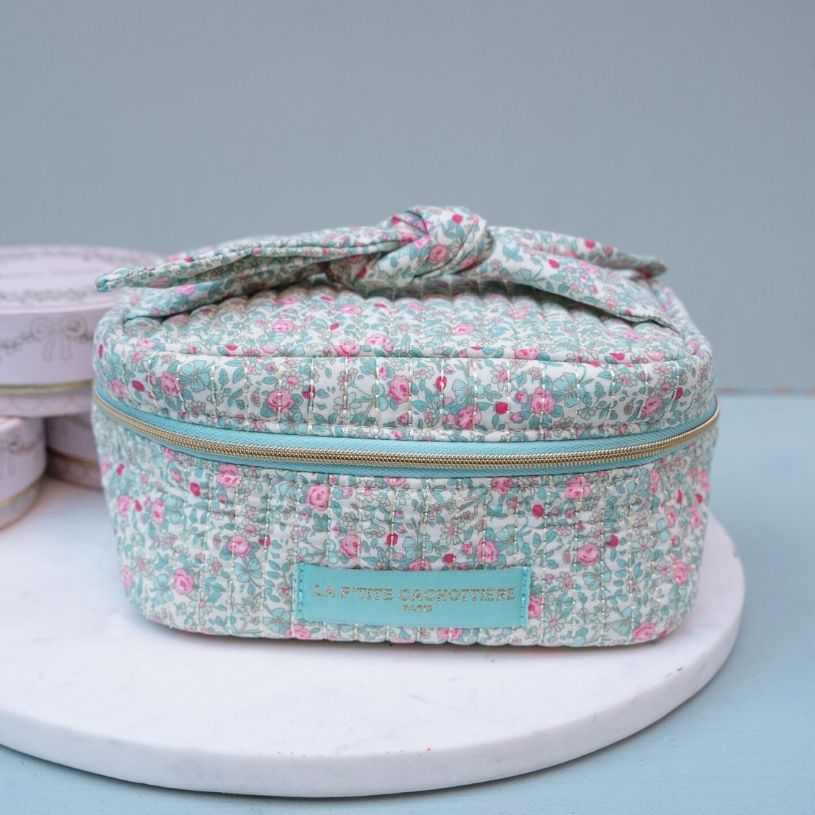 Stoff-Kosmetiktasche mit Schleife mit hellblauem Blumenwiesen-Muster