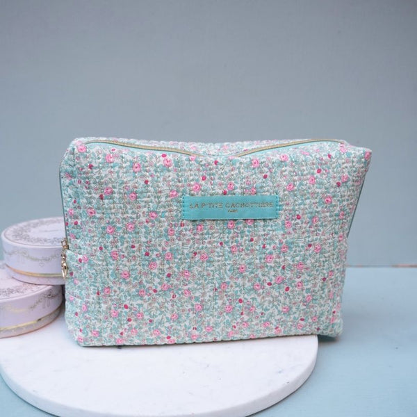 Große Stoff-Tasche mit Reißverschluss und hellblauem Blumenwiesen-Muster