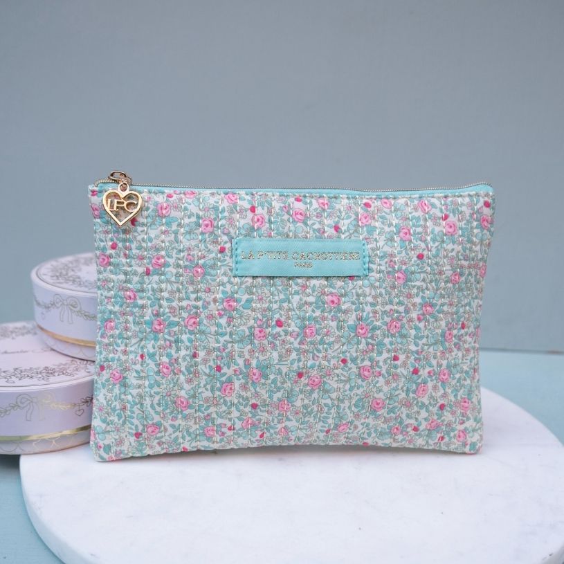 Stoff-Tasche mit Reißverschluss und hellblauem Blumenwiesen-Muster