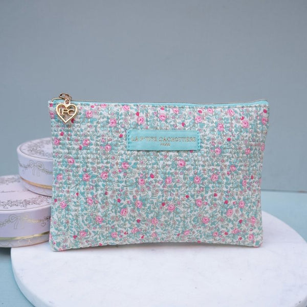 Stoff-Tasche mit Reißverschluss und hellblauem Blumenwiesen-Muster