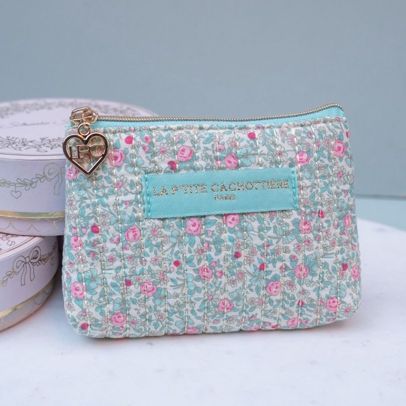 Kleine Stoff-Tasche mit Reißverschluss und hellblauem Blumenwiesen-Muster