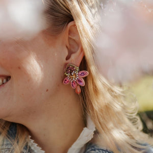 Feminine Blüten-Soutacheohrringe in Rosatönen