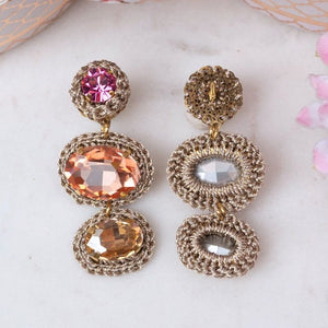 Funkelnde Statement-Ohrringe in Rosa, Pfirsichorange und Champagner
