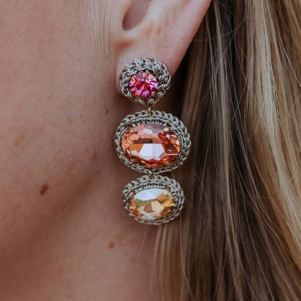 Funkelnde Statement-Ohrringe in Rosa, Pfirsichorange und Champagner