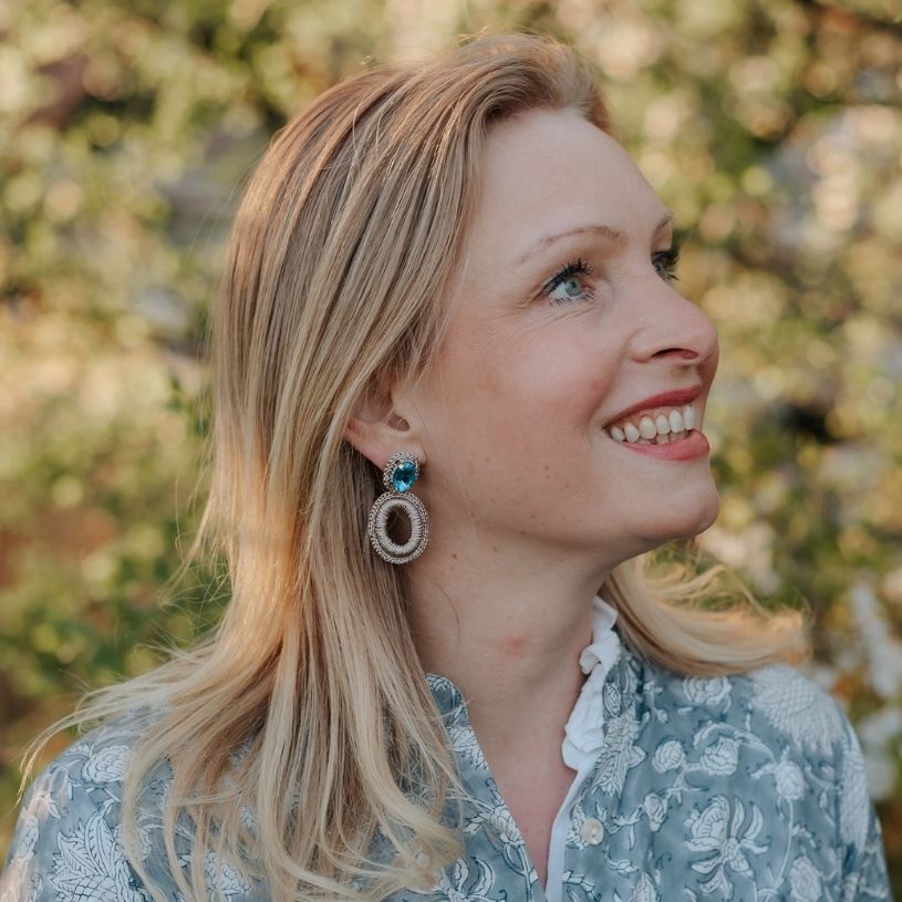 Glamouröse Soutache-Ohrringe in Blau und Champagner