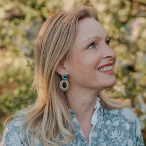 Glamouröse Soutache-Ohrringe in Blau und Champagner
