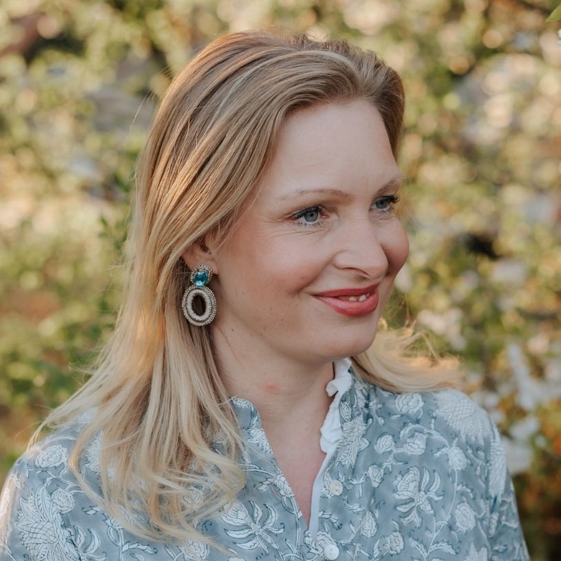 Glamouröse Soutache-Ohrringe in Blau und Champagner