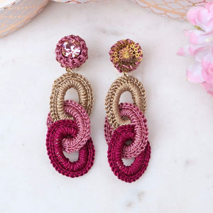 Verschlungene Statement-Ohrringe in Rosa, Pink und Champagner