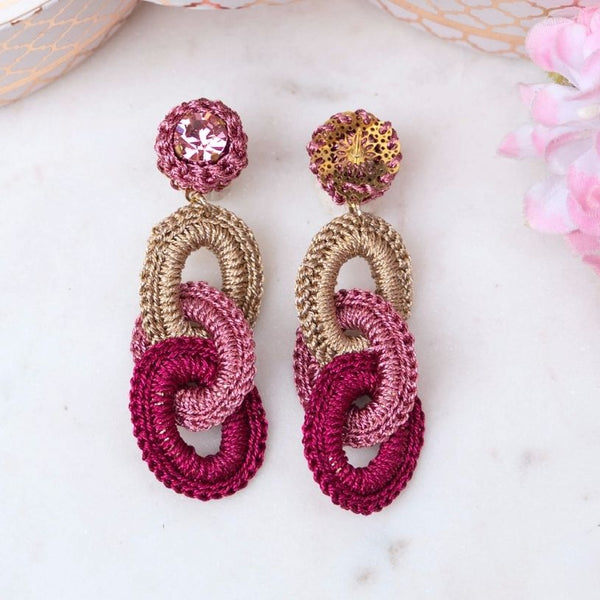 Verschlungene Statement-Ohrringe in Rosa, Pink und Champagner
