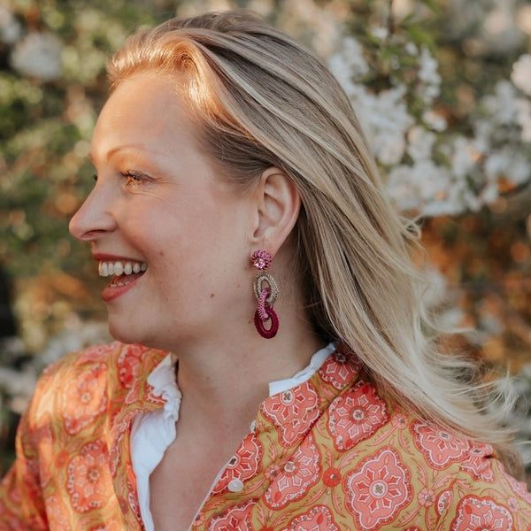 Verschlungene Statement-Ohrringe in Rosa, Pink und Champagner