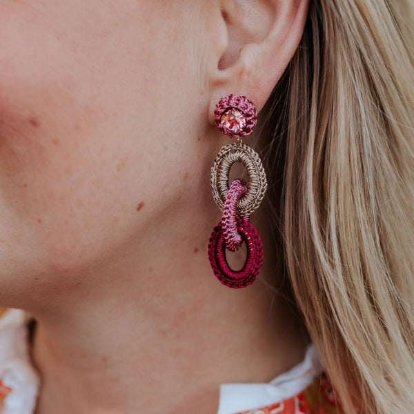 Verschlungene Statement-Ohrringe in Rosa, Pink und Champagner