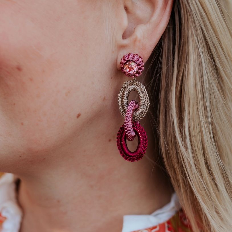 Verschlungene Statement-Ohrringe in Rosa, Pink und Champagner