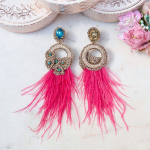 Extravagante Feder-Statement-Ohrringe in Hellblau, Pink und Champagner