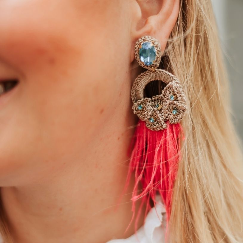 Extravagante Feder-Statement-Ohrringe in Hellblau, Pink und Champagner