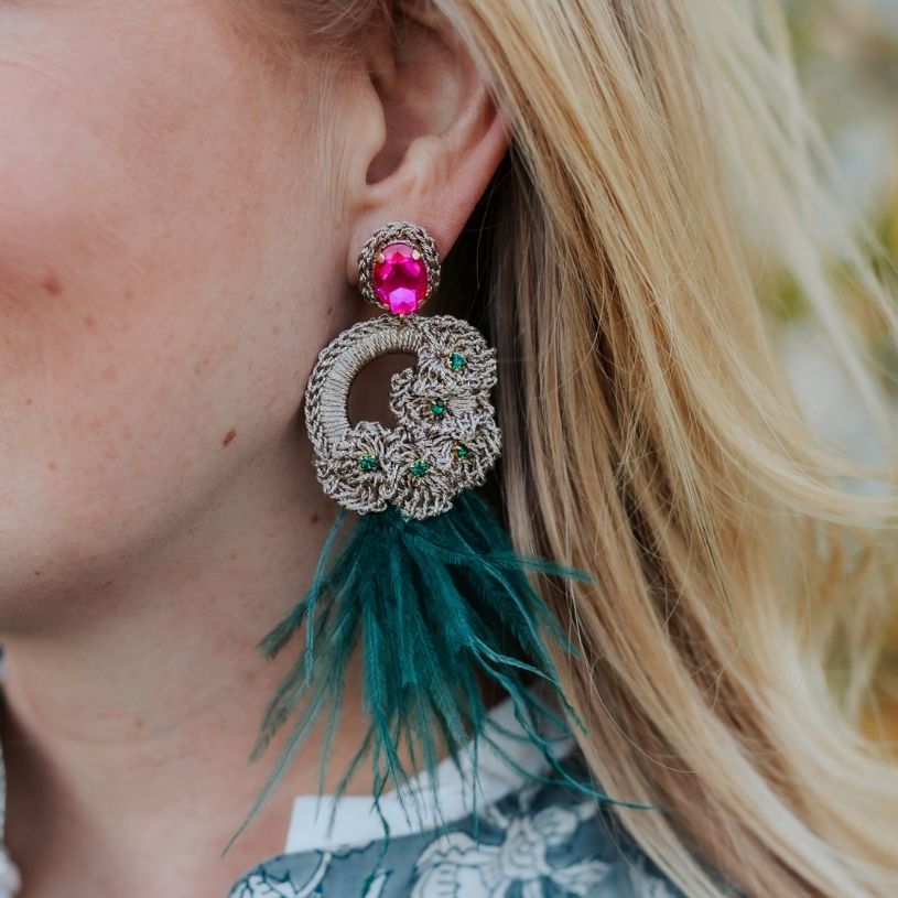 Extravagante Feder-Statement-Ohrringe in Pink, Dunkelgrün und Champagner