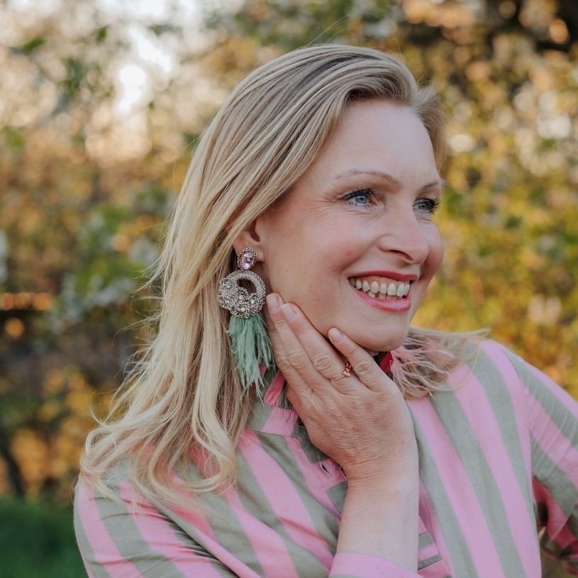 Extravagante Feder-Statement-Ohrringe in Rosa, Hellgrün und Champagner