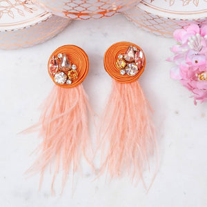 Funkelnde Feder-Statement-Ohrringe in Orange und Pfirsich