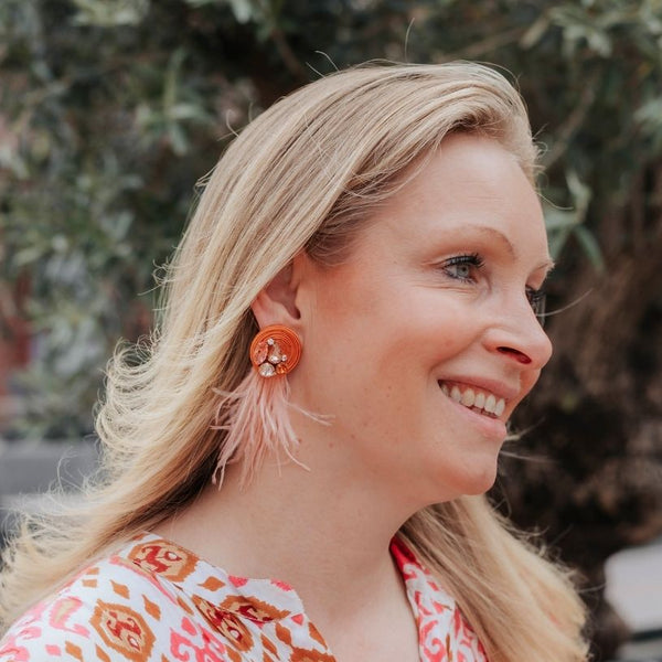 Funkelnde Feder-Statement-Ohrringe in Orange und Pfirsich