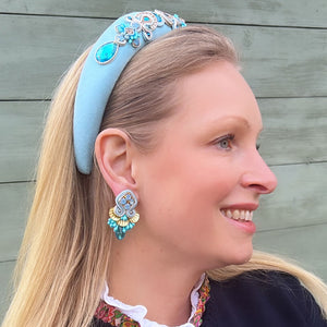 Schöne Soutache-Ohrstecker in Hellblautönen mit Tropfen