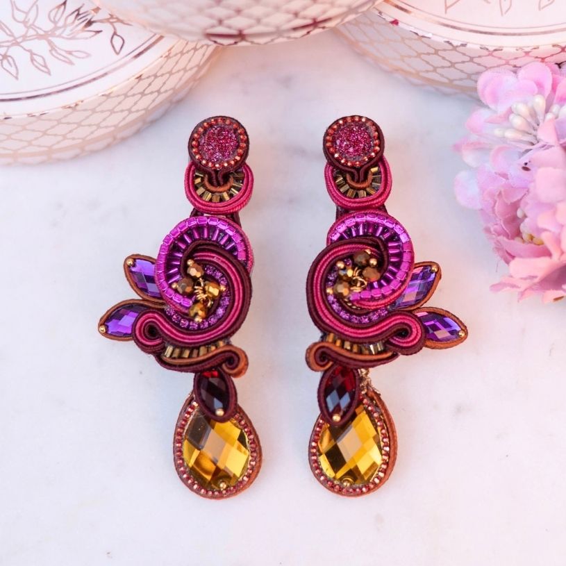 Stilvolle Soutache-Ohrringe in Pink, Violett und Braun