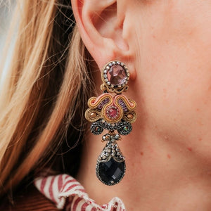 Opulente Soutache-Ohrringe in Rosa, Blau, Gold und Silber