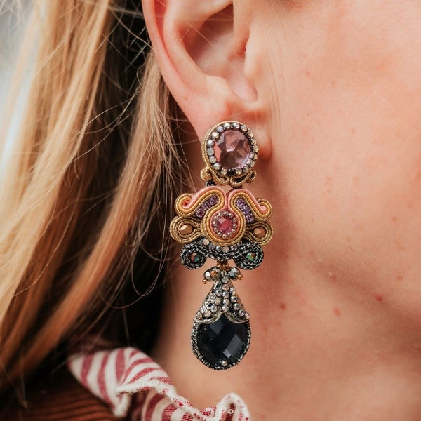Opulente Soutache-Ohrringe in Rosa, Blau, Gold und Silber