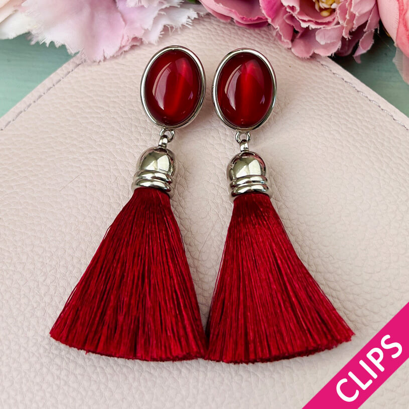 Rot schimmernde Ohrclips mit schöner Quaste in Bordeaux-Rot in Silberfarben von AmuseToi