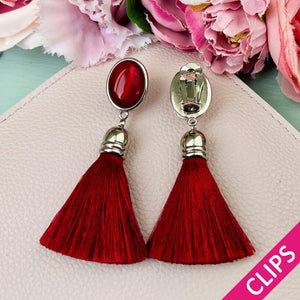 Rot schimmernde Ohrclips mit schöner Quaste in Bordeaux-Rot in Silberfarben von AmuseToi