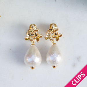 Elegante Blüten-Ohrclips mit leichtem Baumwolltropfen