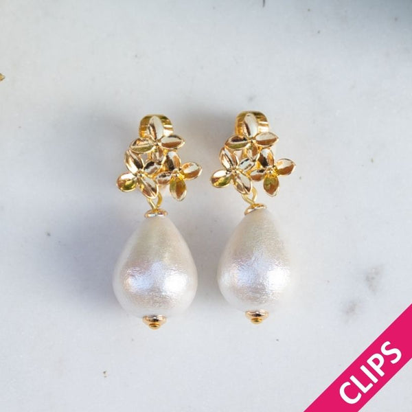 Elegante Blüten-Ohrclips mit leichtem Baumwolltropfen