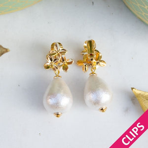 Elegante Blüten-Ohrclips mit leichtem Baumwolltropfen