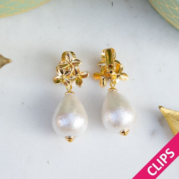 Elegante Blüten-Ohrclips mit leichtem Baumwolltropfen