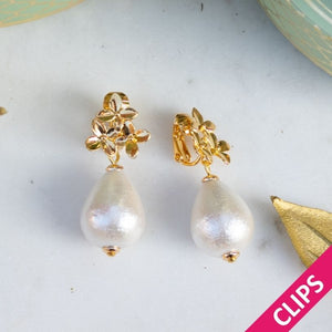 Elegante Blüten-Ohrclips mit leichtem Baumwolltropfen