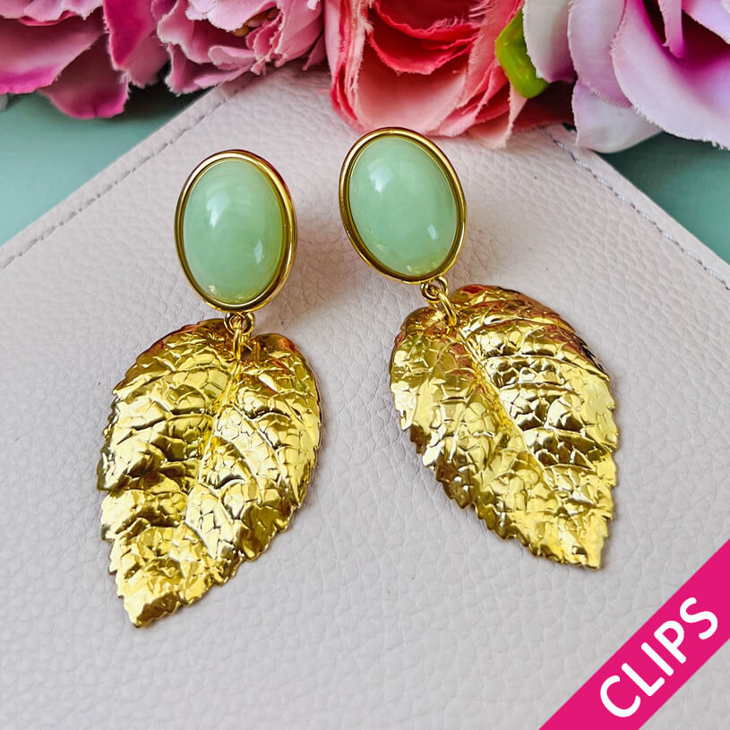 Ohrclips in Jadegruen mit goldenen Blatt von AmuseToi