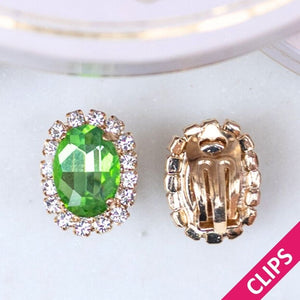 Ovale Ohrclips aus Glas-Kristallen in Lindgrün