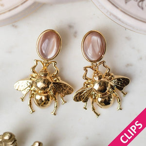 Beige Ohrclips mit vergoldeter Hummel von AmuseToi