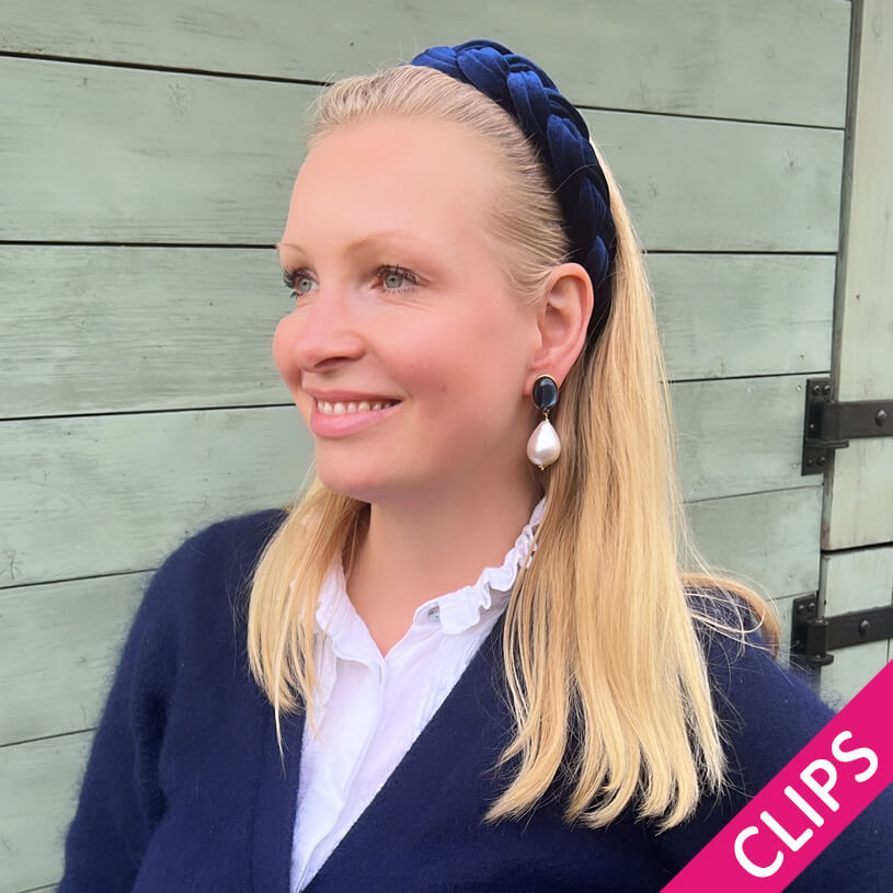 Dunkelblaue Ohrclips mit federleichten Baumwolltropfen