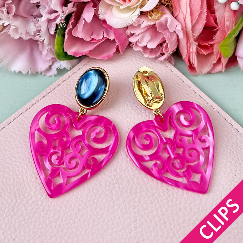 Schöne Herz-Ohrringe mit dunkelblauen Ohrclips und Herz-Ornamenten in Pink