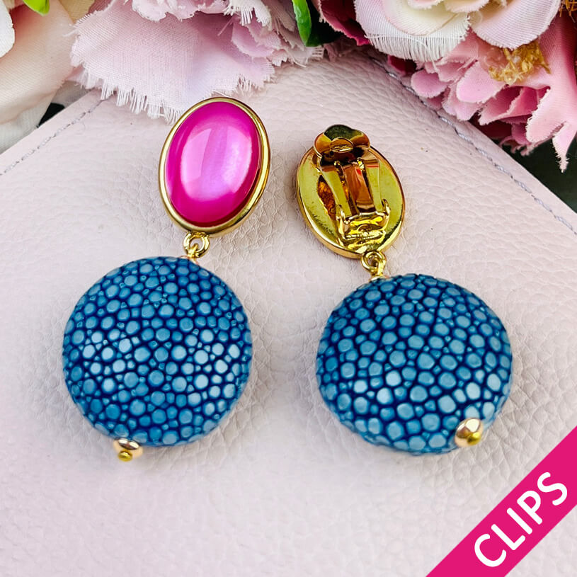 Pinke Ohrclips mit blauem Anhänger in Rochenhautoptik