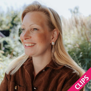 Perlmuttfarbener Ohrmit champagnerfarbenem Glitzer-Tropfen von AmuseToi