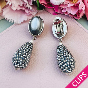 Graue Ohrclips in Silber mit Glitzer-Tropfen