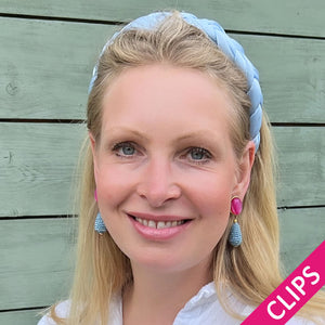 Pinke Ohrclips mit glitzerndem hellblauen Tropfen von AmuseToi 