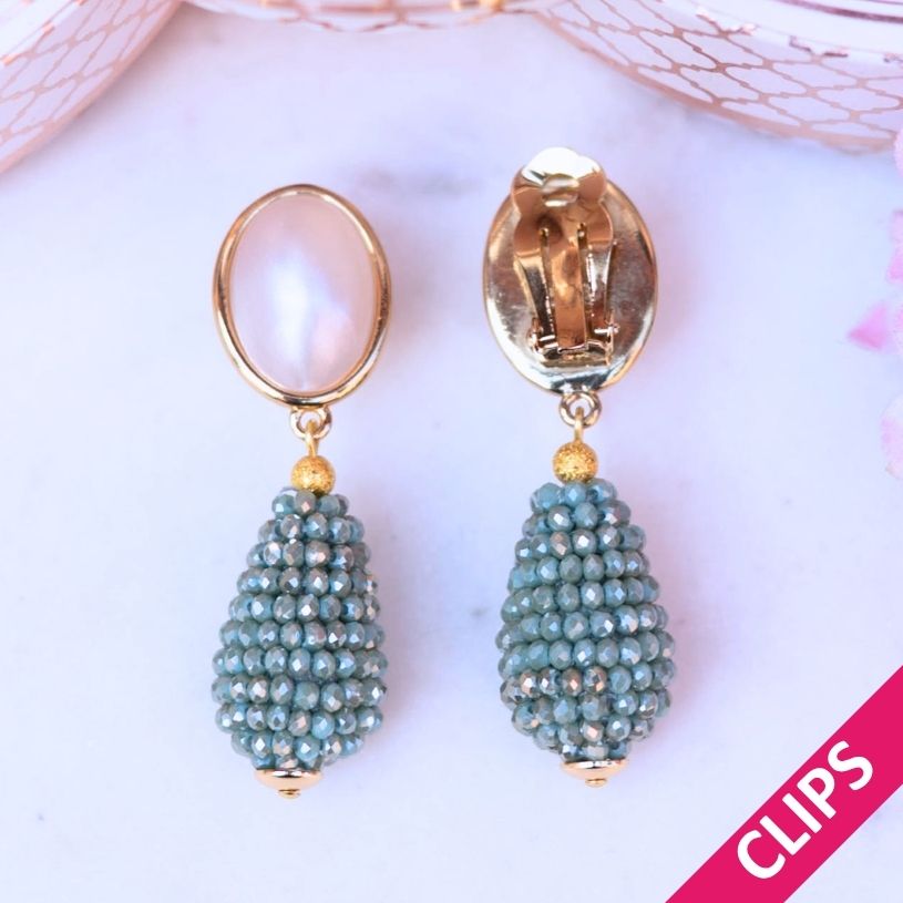 Perlmuttfarbene Ohrclips mit glitzerndem salbei-türkisen Tropfen