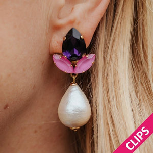 Funkelnde Ohrclips in Violett und Rosa mit federleichten Baumwolltropfen