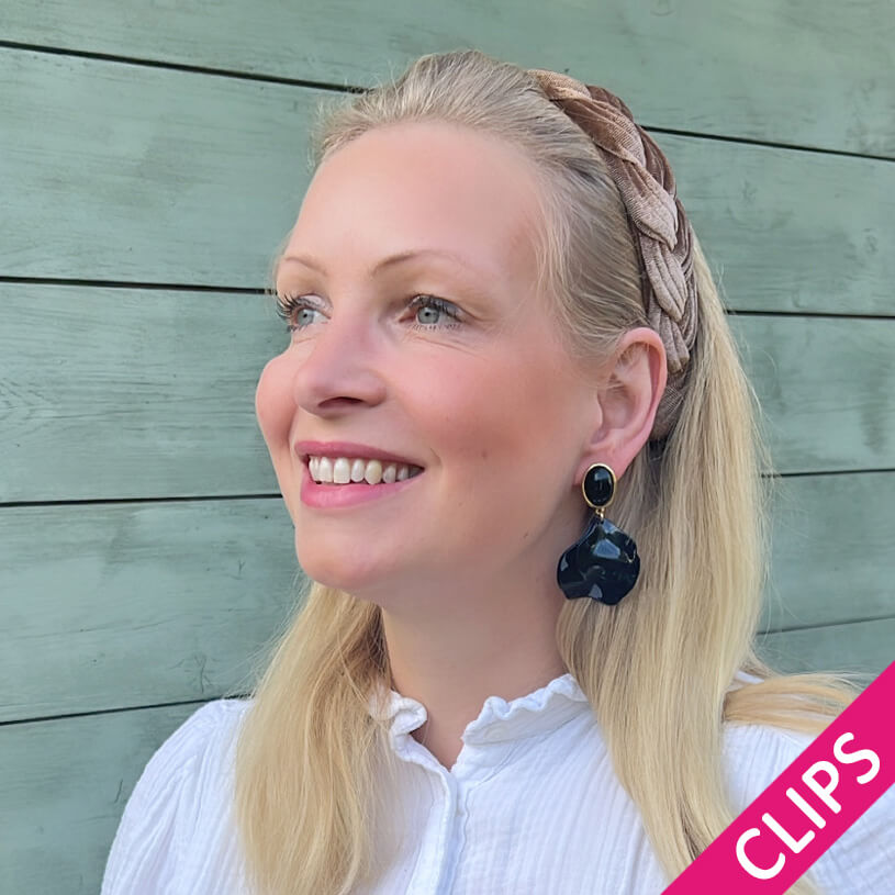 Schwarze Ohrclips mit Blütenblättern