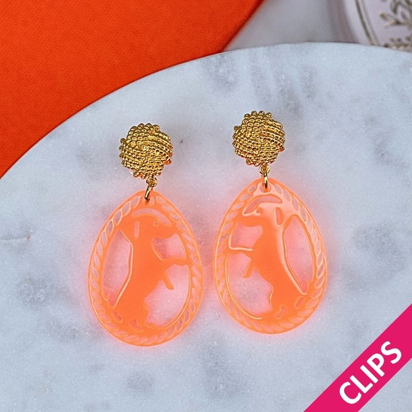Vergoldete Knoten-Dackel-Ohrclips in Neonorange von AmuseToi