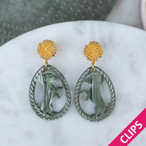 Vergoldete Knoten-Dackel-Ohrclips in Silbergrün von AmuseToi