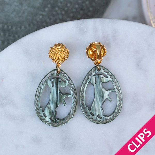 Vergoldete Knoten-Dackel-Ohrclips in Silbergrün von AmuseToi