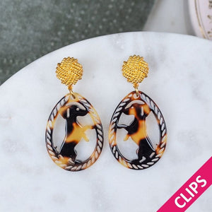 Vergoldete Knoten-Dackel-Ohrclips in Schildpattfarben von AmuseToi